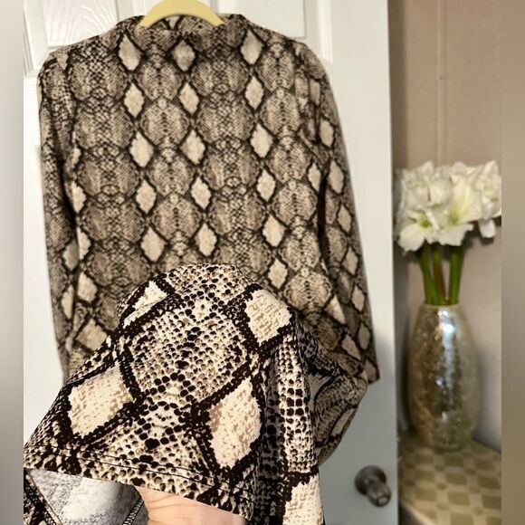 Snakeskin Print Bodycon Woman's Dress With Mock Neckline And Knee Length
Hem M - Picture 9 of 17